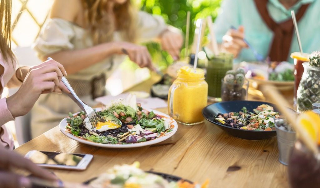 Pranzo all'aperto con amici